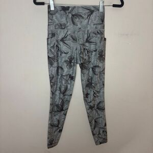 Athleta Leggings Women Extra Small Grey Floral Salutation Stash Pocket Print 7/8